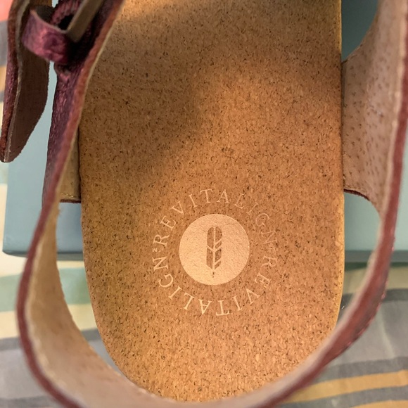 ⭐️ Revitalign women’s 7 purple Excursion sandals NWT - Picture 5 of 9